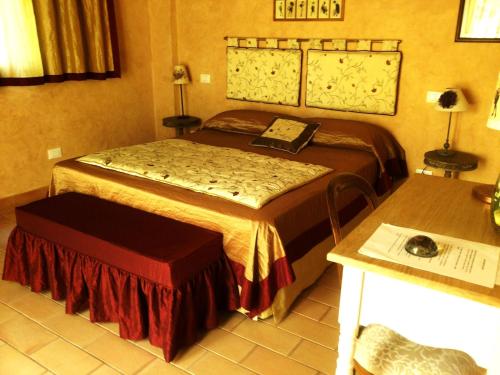 a bedroom with a bed in a room with a table at B&B Antegiano in Belforte del Chienti