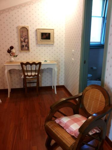 a room with a desk and two chairs and a table at B&B Antegiano in Belforte del Chienti