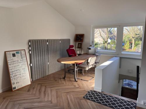 een keuken met een tafel en stoelen in een kamer bij Short Stay house in Groningen in Groningen