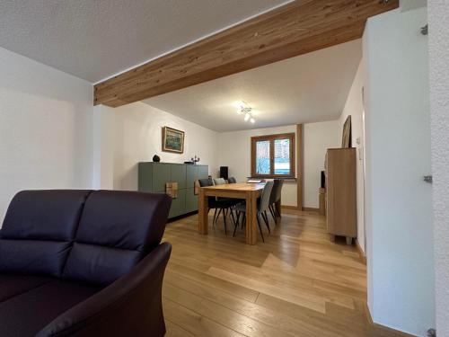 un salon avec un canapé et une table dans l'établissement Ferienhaus Ginkgo Biloba, à Malsbenden