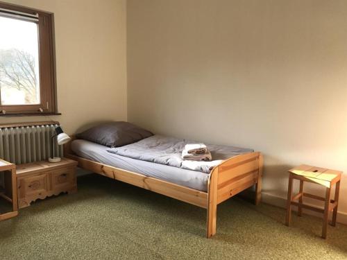 une chambre avec un lit et une fenêtre dans l'établissement Ferienhaus Ginkgo Biloba, à Malsbenden