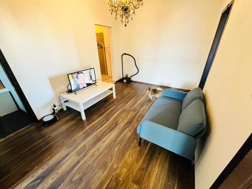 uma sala de estar com um sofá e uma mesa em Free Wifi - Harmony Hideaways em Bratislava