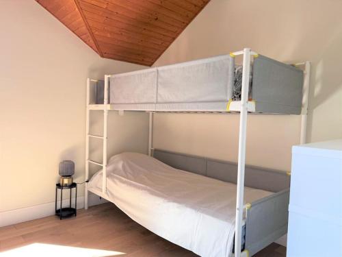 Etagenbett in einem Zimmer mit Holzdecke in der Unterkunft Park Résidence Divonne-les-Bains in Divonne-les-Bains