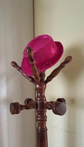 a wooden stand with a pink hat on it at Casa tra gli ulivi vicino al mare in Seravezza