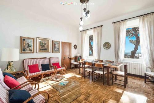 a living room with a couch and a table at Musica del Mare in Monterosso al Mare