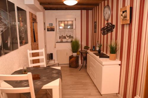 een keuken met een aanrecht en een tafel met planten bij Ferienhaus Herby in Bad Zwesten
