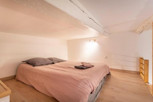 um quarto com uma cama grande num quarto em Studio Cardeurs em Aix-en-Provence