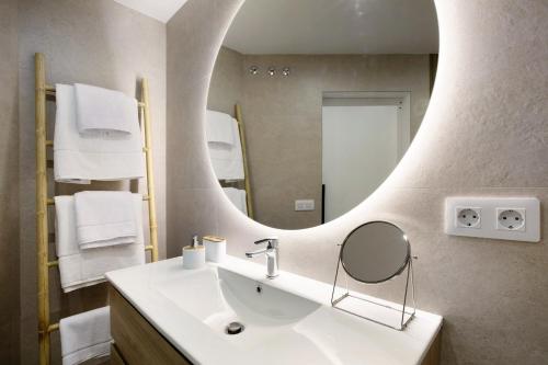 y baño con lavabo y espejo. en Luxury Loft Mar y Sol 1 en Tacoronte
