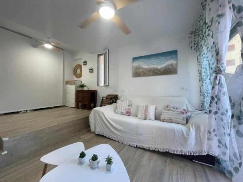een woonkamer met een witte bank en een tafel bij Monacodeluxe 1ºlinea Mediterráneo super equipado in La Manga del Mar Menor