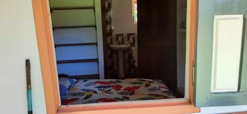 uma vista para um quarto com uma cama através de um espelho em VILLA HORTENSE em Ambodifototra