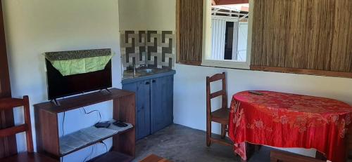 um quarto com uma cozinha com uma mesa e uma cadeira em VILLA HORTENSE em Ambodifototra