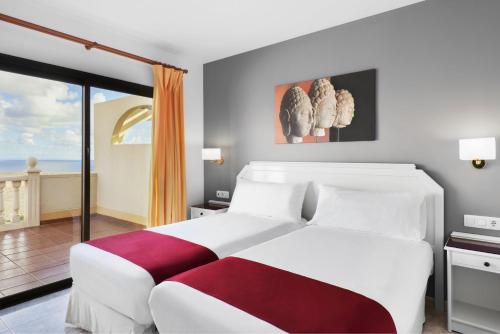 Ένα ή περισσότερα κρεβάτια σε δωμάτιο στο Elba Lucía Sport & Suite Hotel