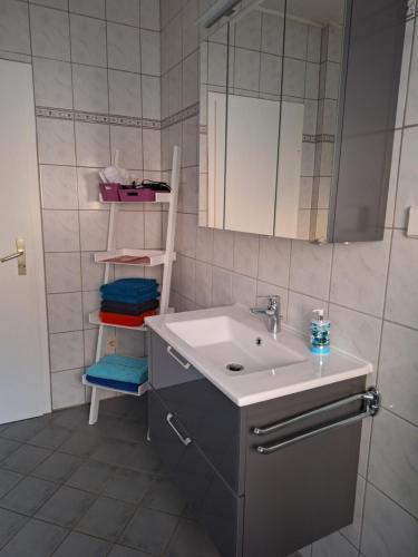 een badkamer met een wastafel en een spiegel bij Ferienwohnung Rosemarie in Kamp-Bornhofen
