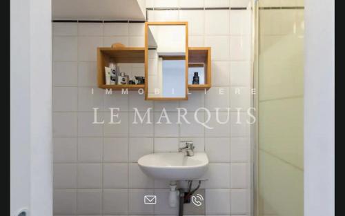 a bathroom with a sink and a mirror at Vue exceptionnelle - VIEUX PORT in Marseille