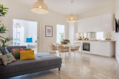 a kitchen and living room with a table and chairs at Vayadù Etoile House in Ospedaletti