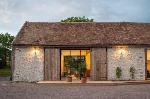 Photo de la galerie de l'établissement Luxury Suites 1h15 from Paris, Pool & Spa, à Subligny