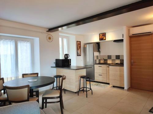 a kitchen and dining room with a table and chairs at BOHO location 1 in Bonnieux