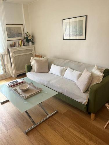 un soggiorno con divano e tavolino da caffè di The Parisian Dream a Parigi