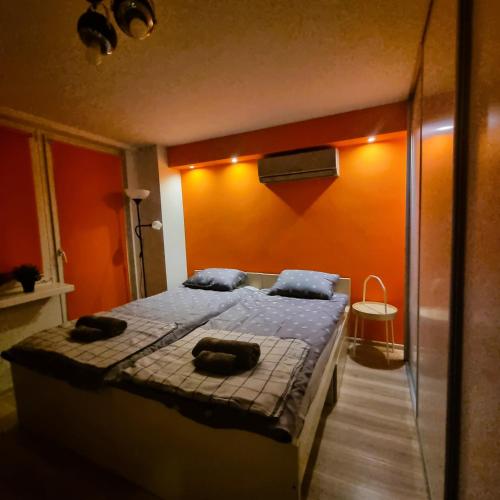 una camera da letto con un letto e due asciugamani di Orange Apartment Kraków a Cracovia