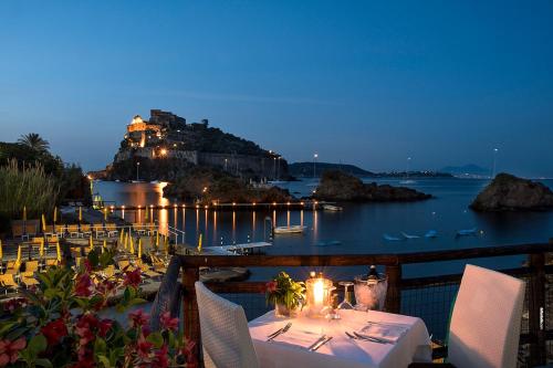 stolik z widokiem na ocean w nocy w obiekcie Gardenia Mare w mieście Ischia