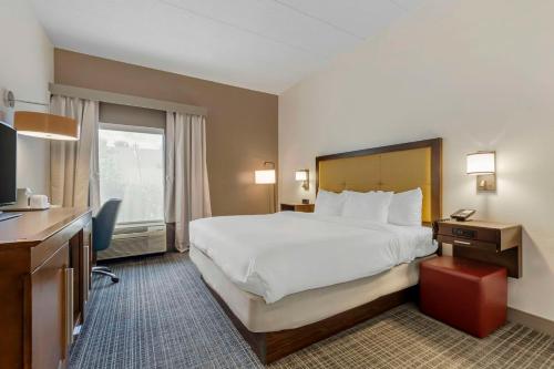 um quarto de hotel com uma cama grande e uma secretária em Comfort Inn Laurel - Fort Meade em Laurel