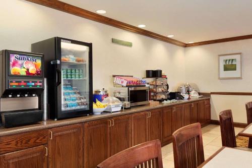 吉列的住宿－吉萊特卡爾森江山旅館&套房酒店，餐厅设有冰箱柜台