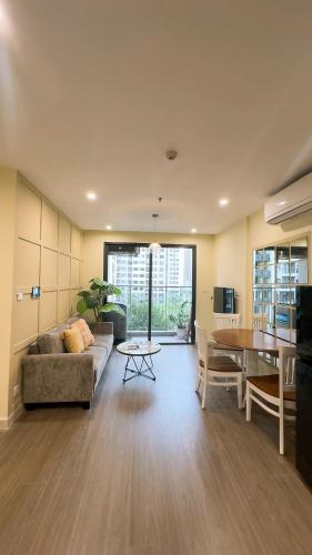 sala de estar con sofá y mesa en Vung Homestay - 1+ Bedroom Apartment, en Hanói