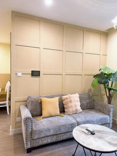 uma sala de estar com um sofá e uma mesa em Vung Homestay - 1+ Bedroom Apartment em Hanói
