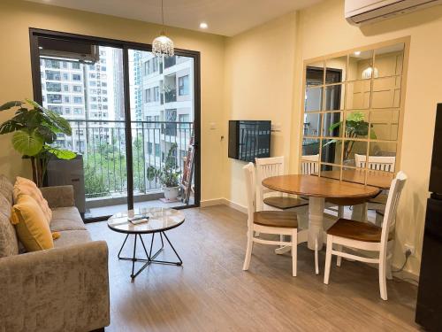 uma sala de estar com uma mesa e um sofá em Vung Homestay - 1+ Bedroom Apartment em Hanói