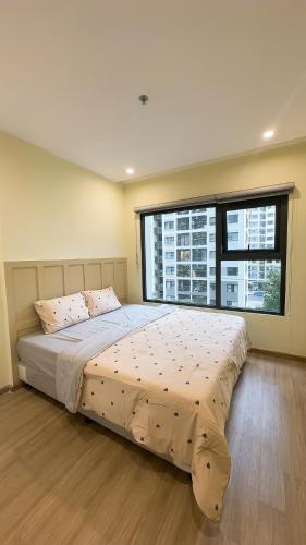 1 cama grande en un dormitorio con ventana grande en Vung Homestay - 1+ Bedroom Apartment, en Hanói