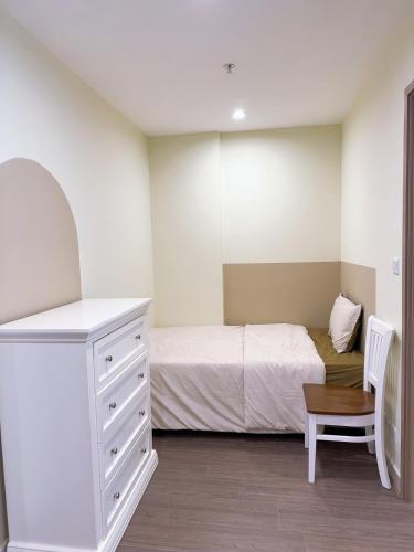 1 dormitorio con 1 cama, vestidor y silla en Vung Homestay - 1+ Bedroom Apartment, en Hanói