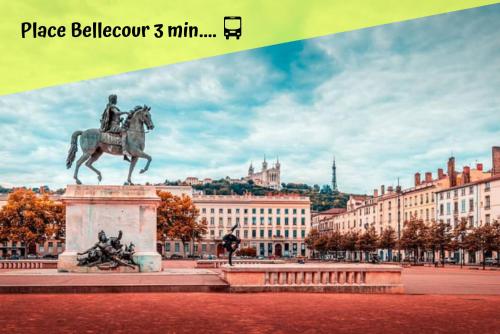 Une statue d'un homme sur un cheval dans une ville dans l'établissement L'Atelier,T3,au pied de l'Opéra, Climatisé, CHECK-IN AUTONOME 24H sur 24H, à Lyon