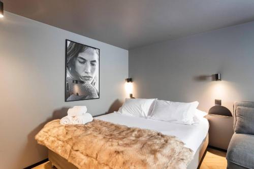 ein Schlafzimmer mit einem großen weißen Bett mit einer pelzigen Decke in der Unterkunft MY LX FLAT Castle Alfama Studio in Lissabon