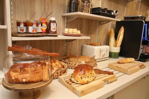 - un comptoir avec différents types de pain et de viennoiseries dans l'établissement Grand Hôtel Lille, à Lille