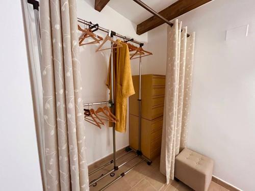 ein Badezimmer mit weißen Vorhängen und einem Schrank in der Unterkunft Villajoyosa Family Apartment in Villajoyosa