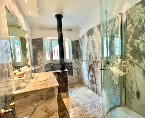 a bathroom with a shower and a sink at Casa Grecia in Santa Eularia des Riu