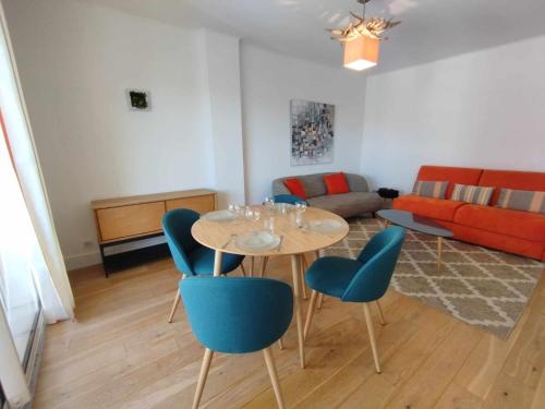 un salon avec une table, des chaises et un canapé dans l'établissement Cannes Pointe Croisette T2 plage 2min à pieds 46m2, à Cannes