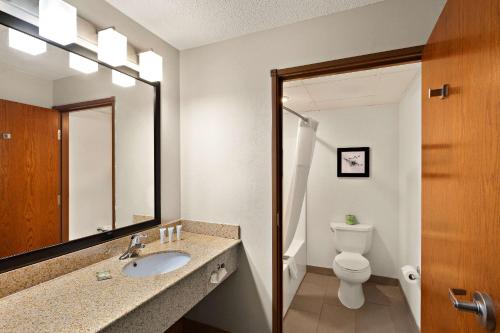 Koupelna v ubytování Country Inn & Suites by Radisson, Jonesborough-Johnson City West, TN