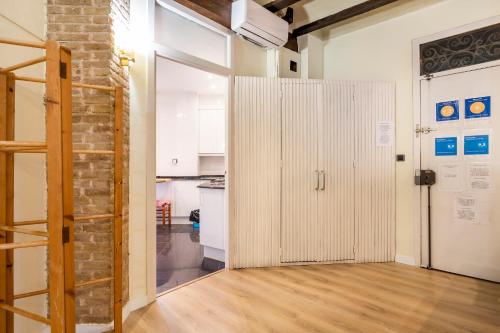 una puerta abierta en una habitación con una pared de ladrillo en Apartamento Ruzafa Centro II, en Valencia