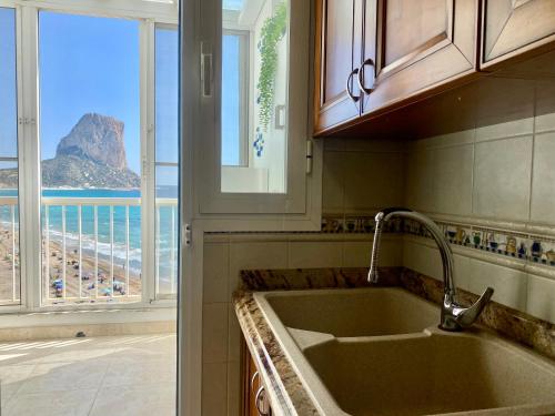 eine Küche mit einem Waschbecken und Meerblick in der Unterkunft Europa II Penthouse - Costa CarpeDiem in Calpe