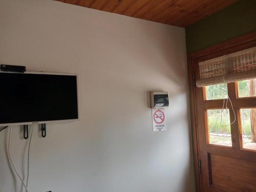 TV a/nebo společenská místnost v ubytování Cabañas Rowal Potrerillos