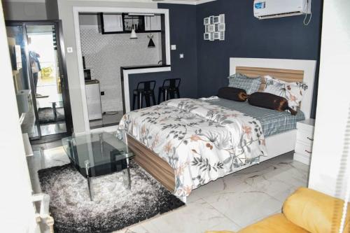 Un pat sau paturi într-o cameră la Movomo Limbe