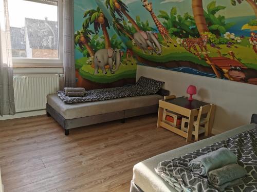 Cette chambre comprend 2 lits et une fresque murale. dans l'établissement 4-Zimmer-Wohnung mit 6 Betten, à Bad Oeynhausen