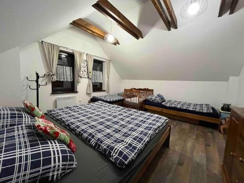 Podbranč的住宿－Chalupa pod hradom Branč，一间卧室,配有两张床