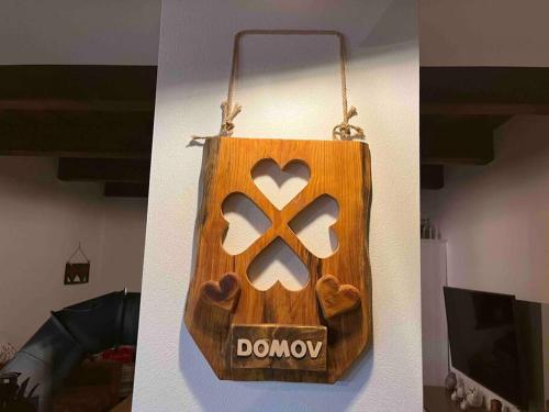 a wooden bag hanging on a wall with the word doozy at Chalupa pod hradom Branč in Podbranč