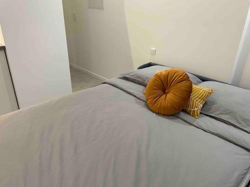 - un grand lit avec un oreiller dans l'établissement Cozy Studio In The Heart Of Paris, à Paris