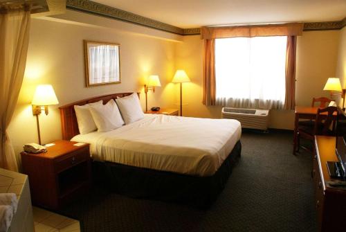 Una cama o camas en una habitación de Country Inn & Suites by Radisson, Lansing, MI
