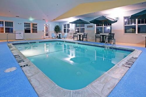 La alberca dentro o cerca de Country Inn & Suites by Radisson, Lansing, MI