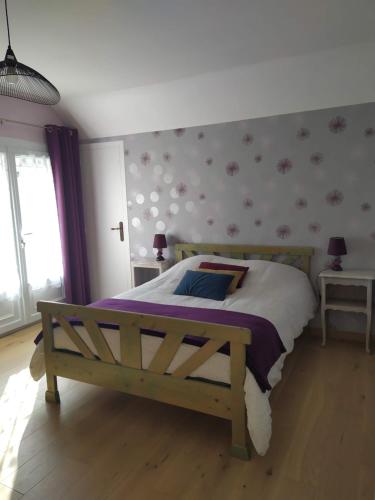 1 dormitorio con 1 cama, 2 mesas y una ventana en Entre mer et bocage, en Coutances