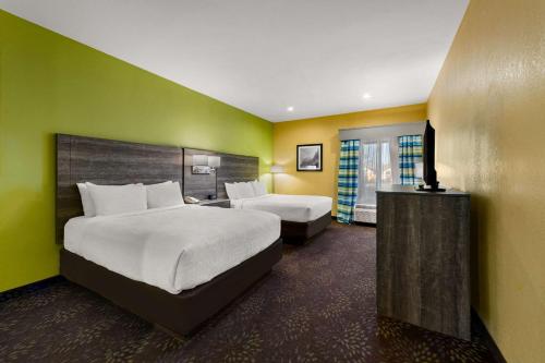 Habitación de hotel con 2 camas y TV en Quality Inn en Warrensburg